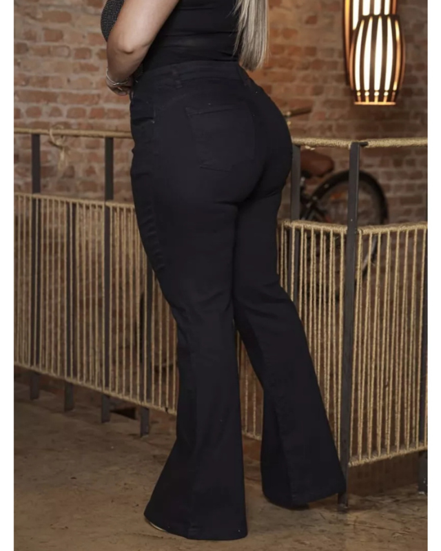 Calça Jeans Flare Plus Size — Modela e Valoriza Suas Curvas