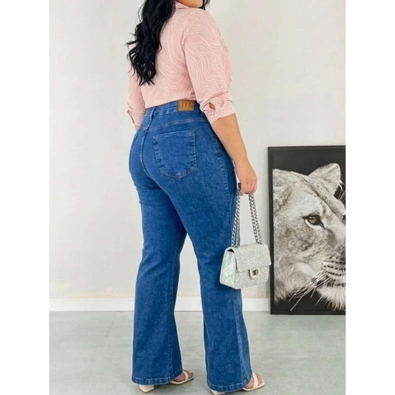 Calça Jeans Flare Plus Size — Modela e Valoriza Suas Curvas